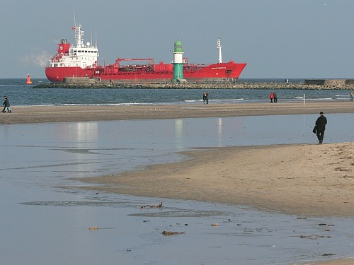 Rostock Warnemünde
Mole system with beacon , craft 
Küste - Strand, Tourismus, Schifffahrt/Hafen
Nardine Stybel 